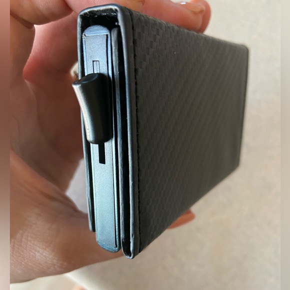 Carbon RFID sleek wallet with apple air tag holder - Picture 2 of 4